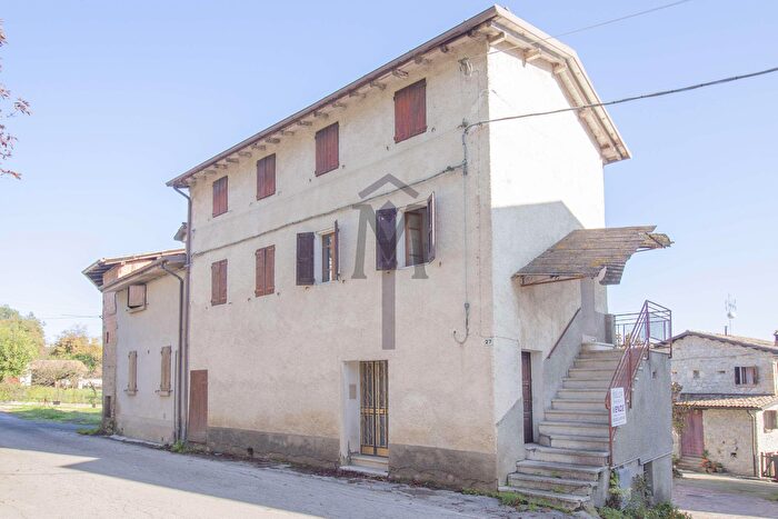 Casa con 6 locali in vendita in Ca De Pazzi, Viano