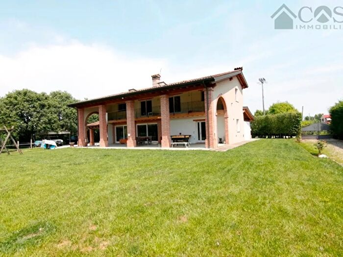 Casa con 6 locali in vendita in Bressanvido