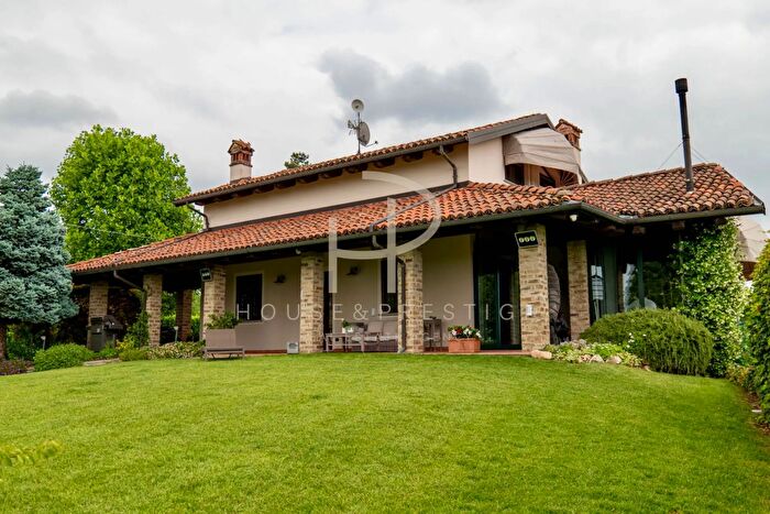 Casa con 7 locali in vendita in Via La Morra, Cherasco