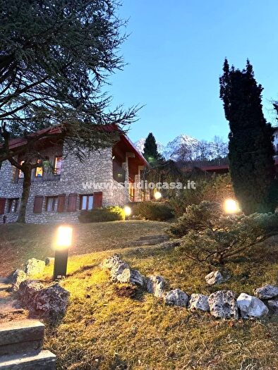 Casa con 7 locali in vendita in Via Colle, Oltre Il Colle