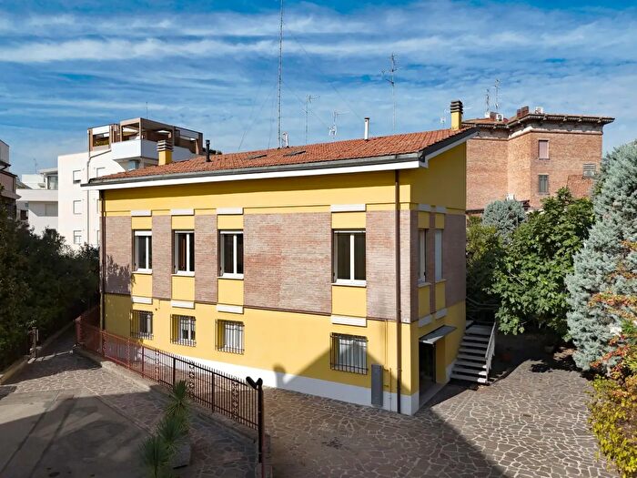 Casa con 10 locali in vendita in Modena