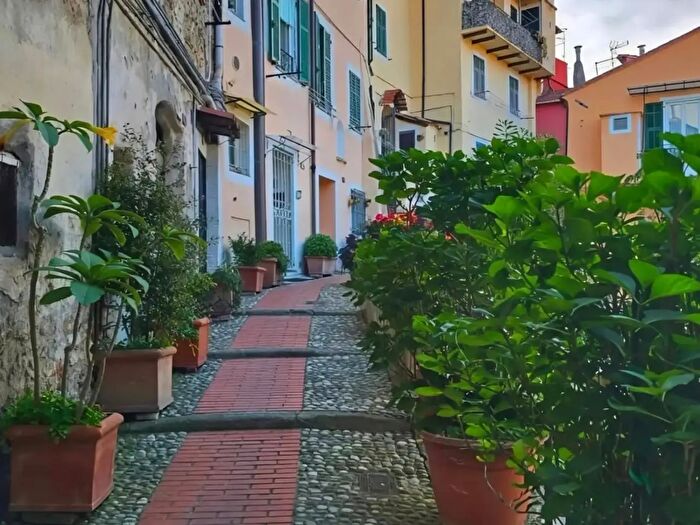 Appartamento bilocale in vendita in Via Salita alle Mura, Ventimiglia