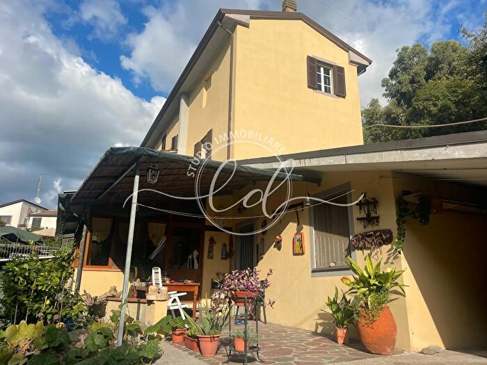 Casa con 8 locali in vendita in Massarosa