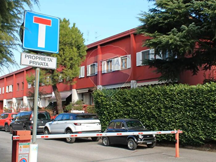 Casa quadrilocale in vendita in Via Ruggero da Pessano, Pessano Con Bornago