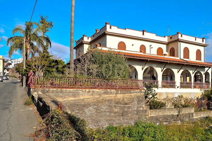 Casa con 15 locali in vendita in Via Musumeci, Giarre