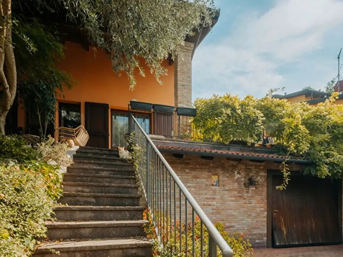 Casa con 6 locali in vendita in Monterenzio