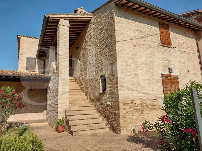 Casa quadrilocale in vendita in Loc Vigliano Snc, Montefalco