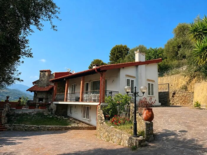 Casa con 7 locali in vendita in Camporosso