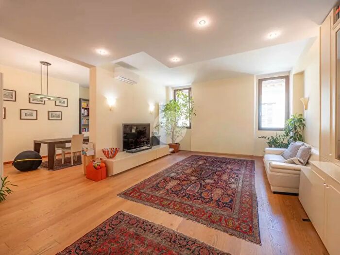 Appartamento con 6 locali in vendita in Via Francesco Emilei, Verona