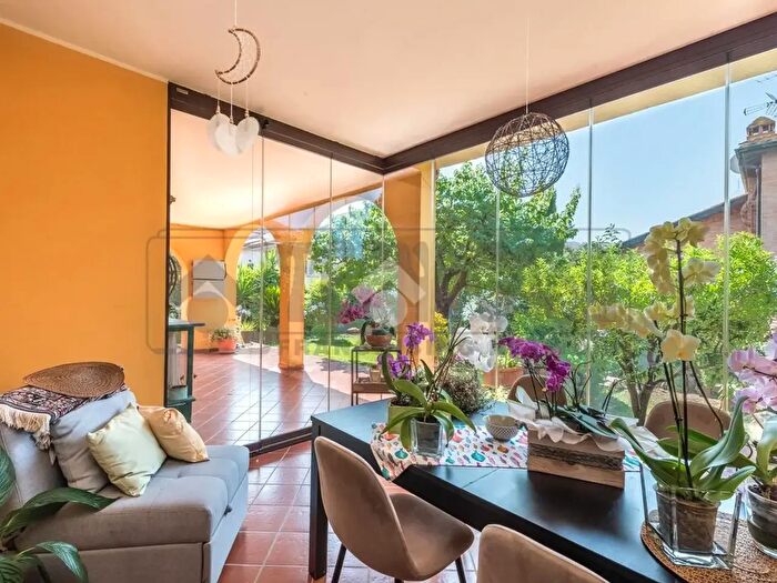 Casa con 8 locali in vendita in Via Ariccia, Ciampino