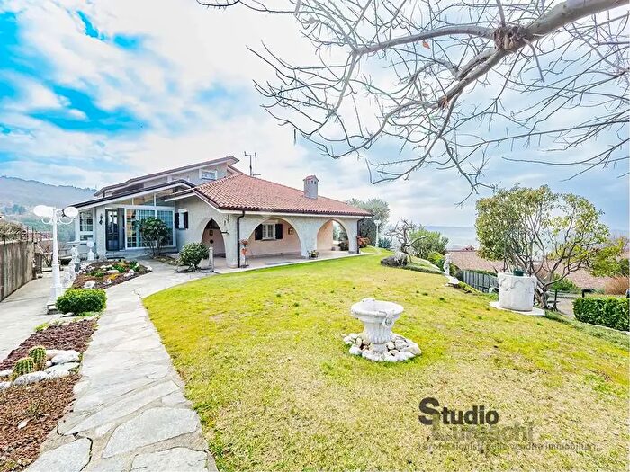 Casa con 8 locali in vendita in Via della Boggia, Ello