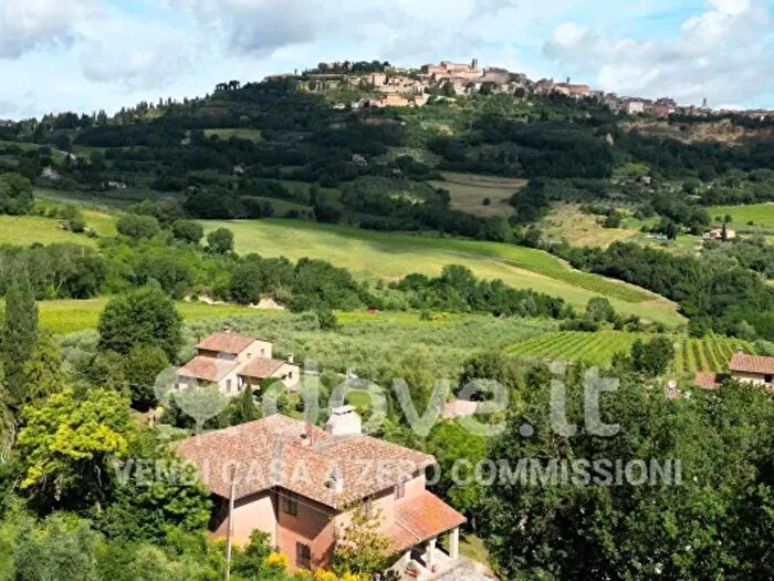 Casa con 6 locali in vendita in Via Villa Bianca Snc, Montepulciano