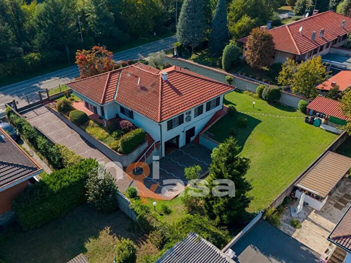 Casa quadrilocale in vendita in Via per Oleggio, Castano Primo