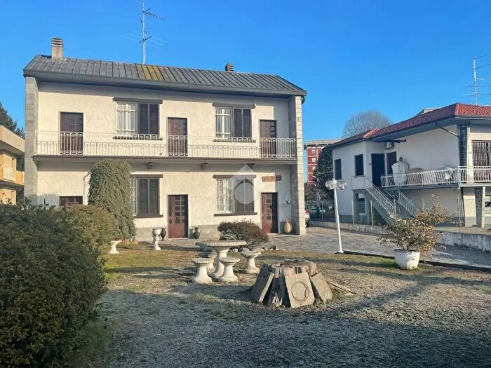 Casa trilocale in vendita in Via per Castelnovate, Cardano Al Campo