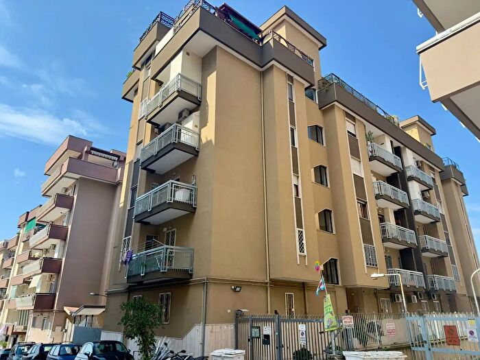 Appartamento con 5 locali in vendita in Via Nicola Romeo, Napoli