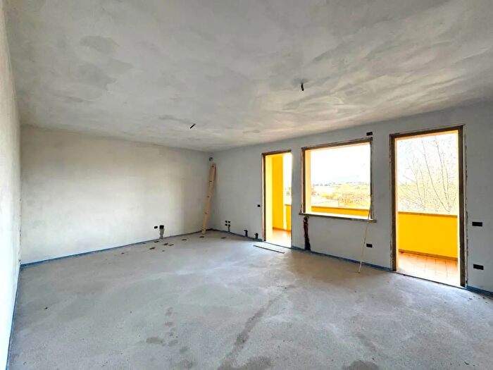 Casa con 6 locali in vendita in Cecina