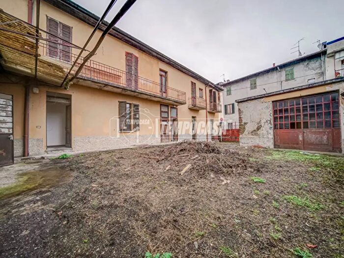 Casa con 10 locali in vendita in Via Nazario Sauro, Azzate