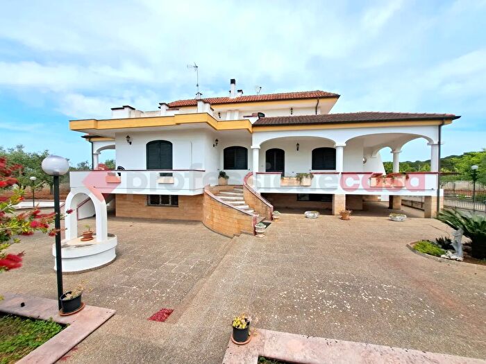Casa con 6 locali in vendita in Traversa Rose Marine, Surano