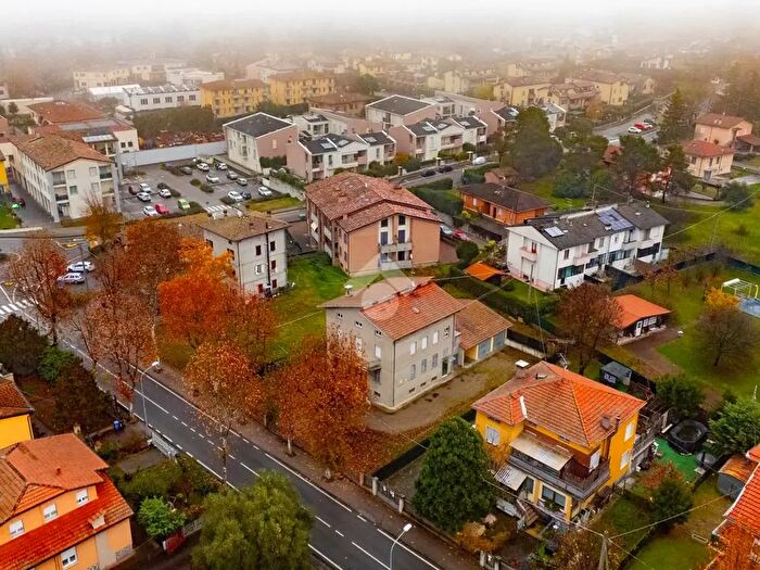 Casa con 8 locali in vendita in Via Aprile, Lesignano De Bagni