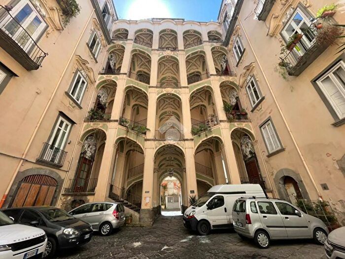 Appartamento trilocale in vendita in Via Vergini, Napoli