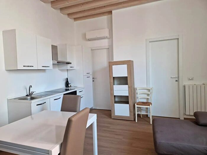 Appartamento trilocale in affitto in Via Michelangelo Buonarroti, Milano