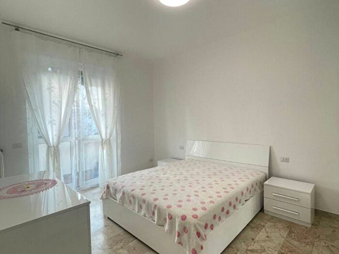 Appartamento trilocale in affitto in Via dei Guarneri, Vigentino Fatima, Milano