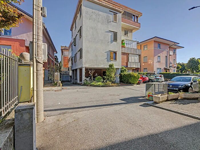 Appartamento trilocale in vendita in Via Giordano, Luino