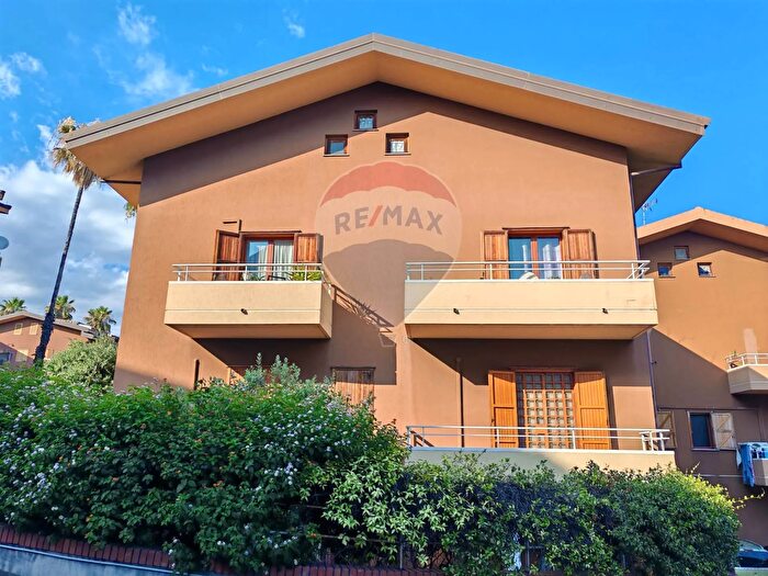 Casa con 9 locali in vendita in Via Barriera del Bosco, SantAgata Li Battiati