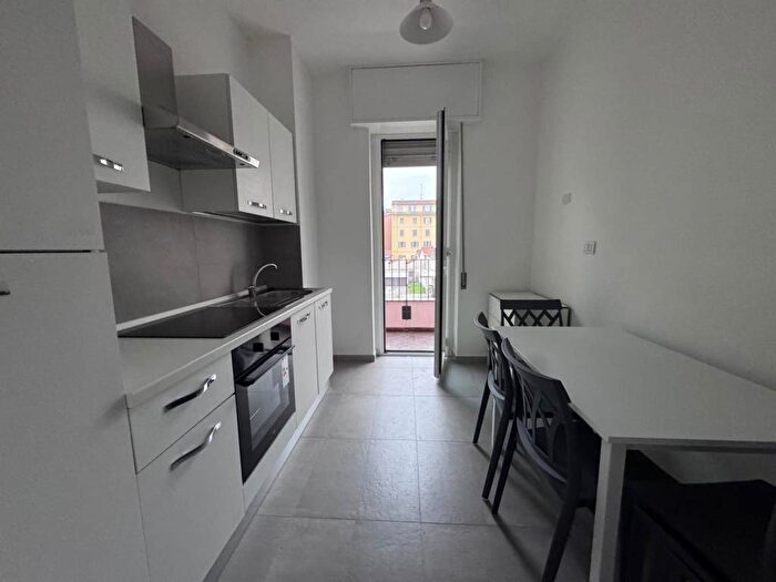 Appartamento trilocale in affitto in Via Andrea Maffei, Montenero, Milano