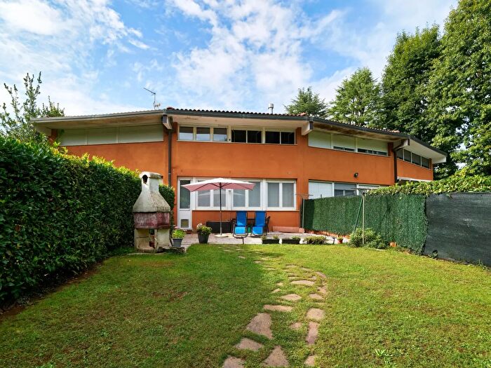 Casa con 6 locali in vendita in Via Fratelli Kennedy, Venegono Superiore