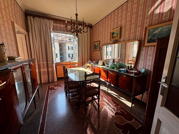 Appartamento con 10 locali in vendita in Via Cesare Dattilo, Genova