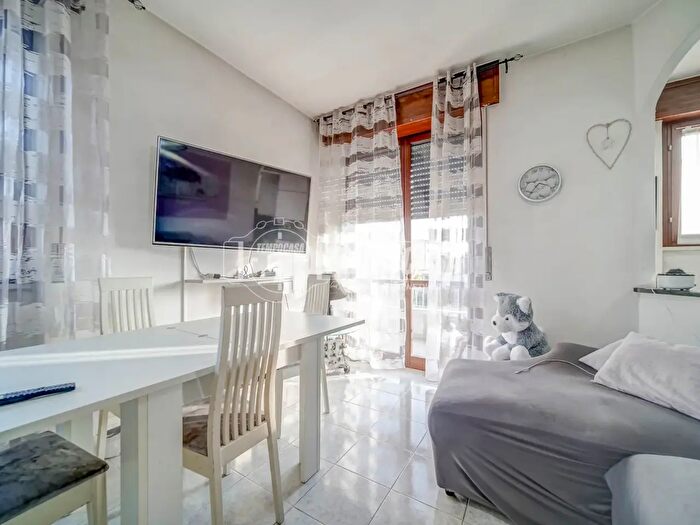 Appartamento trilocale in vendita in Via Padre Reginaldo Giuliani, Cavaria Con Premezzo