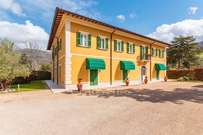 Casa con 14 locali in vendita in Via del Castello, Cantalice