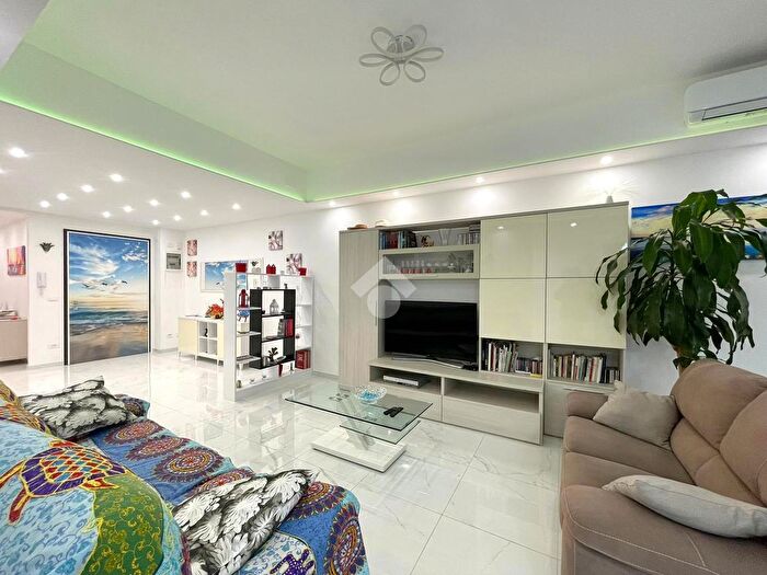 Appartamento con 5 locali in vendita in Via Stefano Tubino, Genova