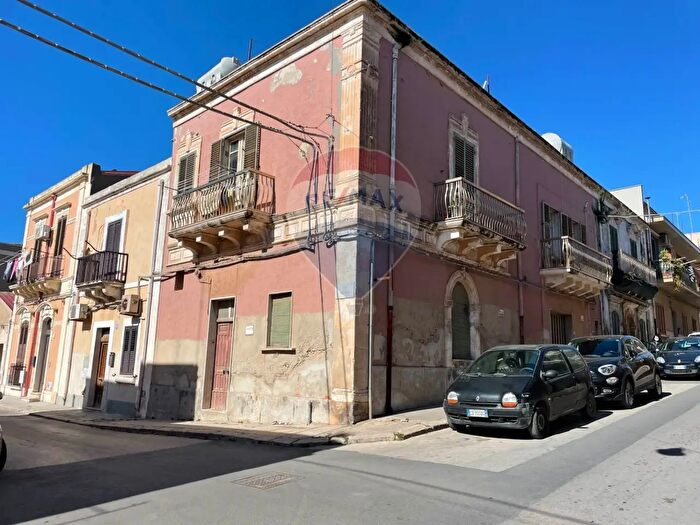 Casa con 9 locali in vendita in Via Paolo Cassar Scalia, Pachino