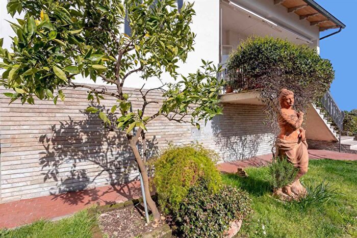 Casa con 8 locali in vendita in Via Turati, Campi Bisenzio