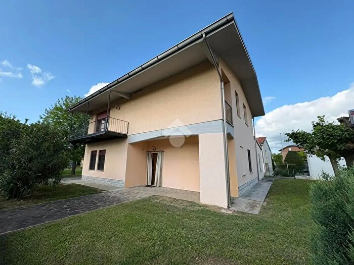 Casa con 9 locali in vendita in Via Marzabotto, Poviglio