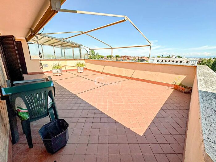 Appartamento quadrilocale in vendita in Via Cerzeto, Roma