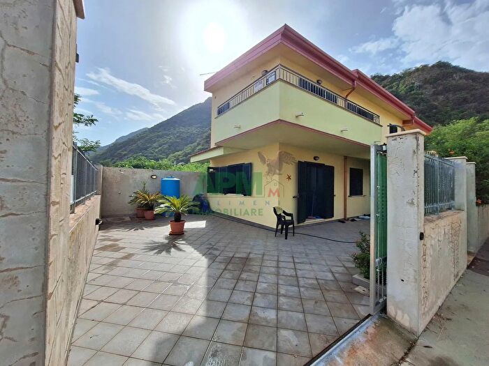 Casa quadrilocale in vendita in Contrada Chiusa Favazzina, Scilla