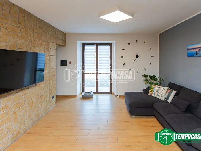 Casa quadrilocale in vendita in Via Gallarate, Oleggio