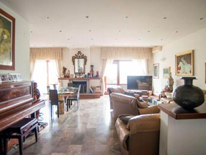 Appartamento quadrilocale in vendita in Via Luigi Corti, Roma