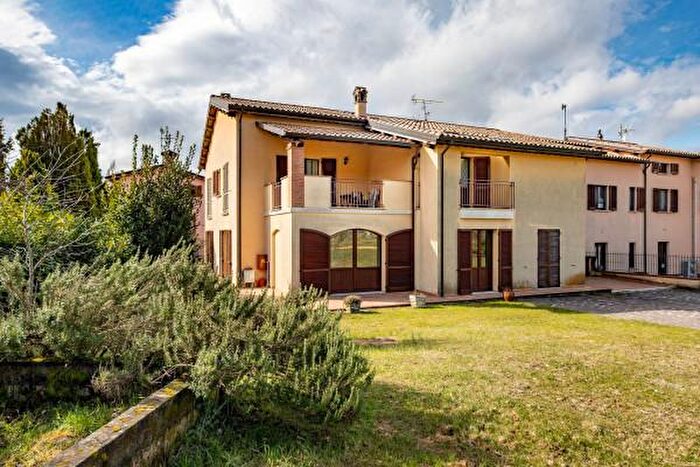 Casa con 6 locali in vendita in Vocabolo Molina, Nocera Umbra