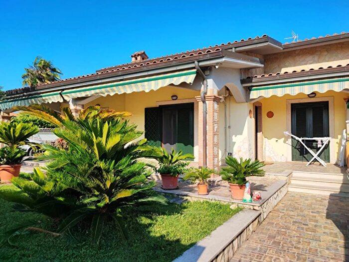 Casa con 7 locali in vendita in Viale Nerone Anzio, Anzio