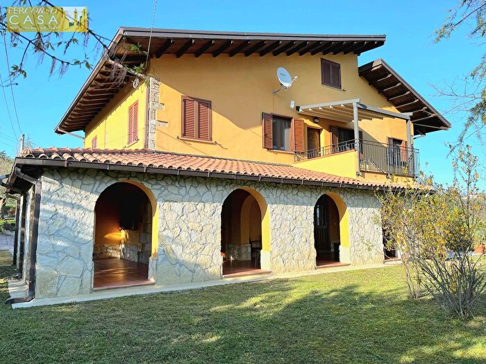 Casa con 18 locali in vendita in Fonte della Corte, Montorio Al Vomano