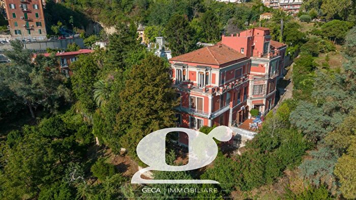 Appartamento con 15 locali in vendita in Via Carlo Cattaneo, Napoli