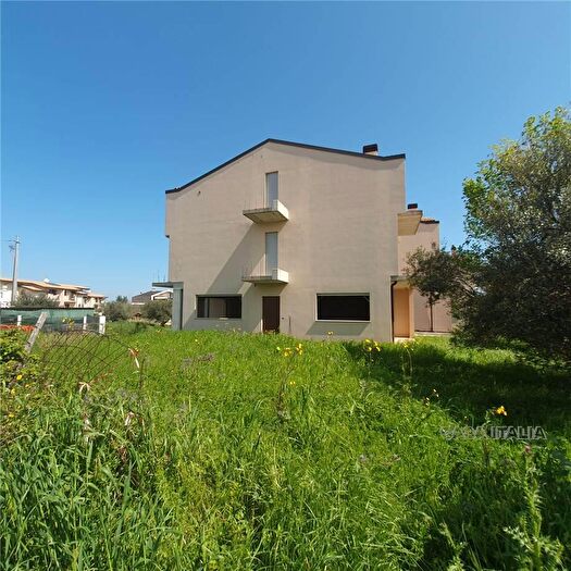 Casa con 6 locali in vendita in Via Perilli, Santa Maria Imbaro