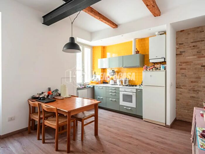Appartamento trilocale in vendita in Via del Convitto, Macerata