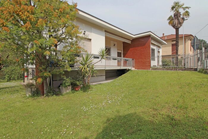 Casa con 6 locali in vendita in Piazza Aldo Moro, Ome