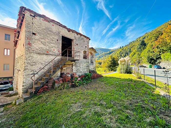 Casa con 8 locali in vendita in Viale Piaggio, Ormea