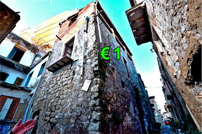 Casa con 6 locali in vendita in Via Reale, Favara